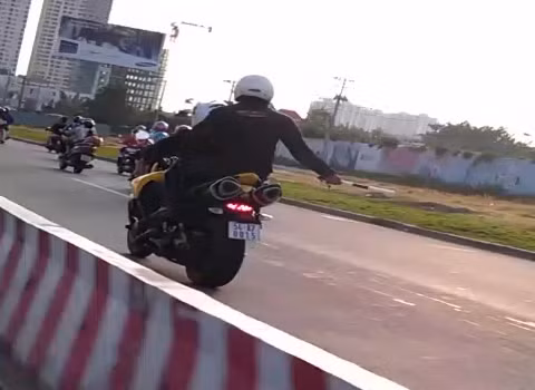 Hai người ngồi trên chiếc Suzuki B-King liên tục vung gậy dẹp đường. Hai người ngồi trên chiếc Suzuki B-King liên tục vung gậy dẹp đường.