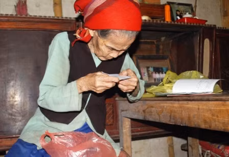 Hai cụ già gần 90 tuổi tự nuôi nhau trong căn nhà tình thưong. Hai cụ già gần 90 tuổi tự nuôi nhau trong căn nhà tình thưong.