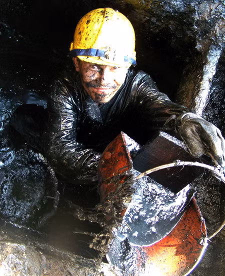 Suốt ngày tiếp xúc với bùn dơ, nhưng lương của người công nhân móc cống quá thấp so với giám đốc - Ảnh: T.TRUNG Suốt ngày tiếp xúc với bùn dơ, nhưng lương của người công nhân móc cống quá thấp so với giám đốc - Ảnh: T.TRUNG