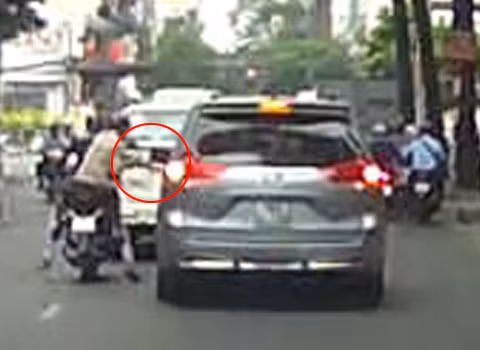 Đại và đồng bọn cướp gương bị camera ghi lại.