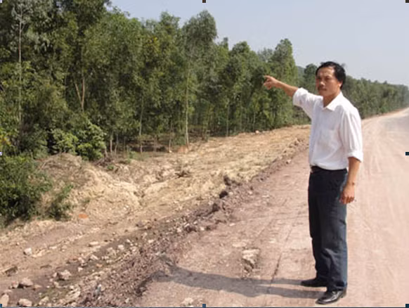Anh Trần Xuân Nam chỉ vào khu rừng Nhà nước giao cho hộ gia đình ông Trần Xuân Lập (bố anh Nam) trong sổ Lâm bạ số 02, ngày 10/1/1993. Anh Trần Xuân Nam chỉ vào khu rừng Nhà nước giao cho hộ gia đình ông Trần Xuân Lập (bố anh Nam) trong sổ Lâm bạ số 02, ngày 10/1/1993.
