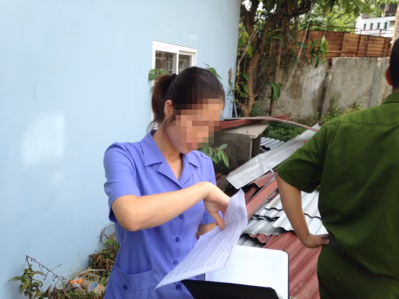 Người phụ nữ mặc áo màu xanh không có phù hiệu tự xưng là người của VKS thị xã Sơn Tây