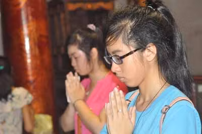 Những gương mặt thành tâm và có phần lo lắng...