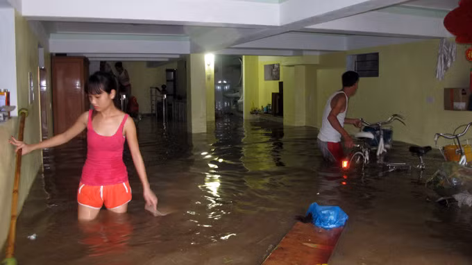 Nhiều nhà dân ở Đồ Sơn (Hải Phòng) không kịp di chuyển đồ đạc do triều cường dâng cao quá nhanh