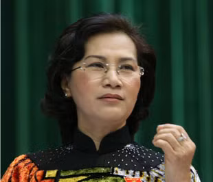 8. Bà Nguyễn Thị Kim Ngân (sinh năm 1954, quê Bến Tre), Phó chủ tịch Quốc hội, Ủy viên Bộ Chính trị khóa XI. Bà Nguyễn Thị Kim Ngân từng là Bí thư tỉnh Hải Dương, Thứ trưởng Bộ Thương mại, Bộ trưởng Lao động Thương binh và Xã hội. 8. Bà Nguyễn Thị Kim Ngân (sinh năm 1954, quê Bến Tre), Phó chủ tịch Quốc hội, Ủy viên Bộ Chính trị khóa XI. Bà Nguyễn Thị Kim Ngân từng là Bí thư tỉnh Hải Dương, Thứ trưởng Bộ Thương mại, Bộ trưởng Lao động Thương binh và Xã hội.