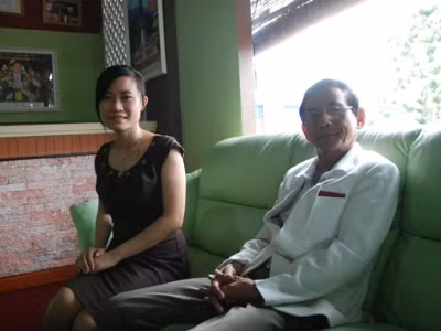 Bên chiếc xe khủng mua tặng vợ.