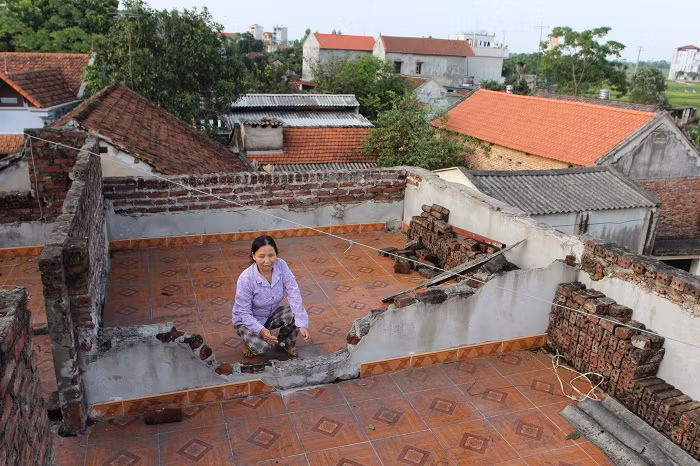 Cưỡng chế phá dỡ nhà ở Đường Lâm vì xây dựng trong khu vực 1 của di tích. (Ảnh: Lãng Quân) Cưỡng chế phá dỡ nhà ở Đường Lâm vì xây dựng trong khu vực 1 của di tích. (Ảnh: Lãng Quân)