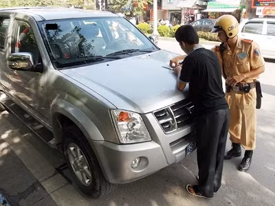 Với hành vi không chấp hành chỉ dẫn biển báo, lái xe biển số xanh 29A-00153 đã phải ký vào biên bản vi phạm. Ảnh: Trọng Đảng.