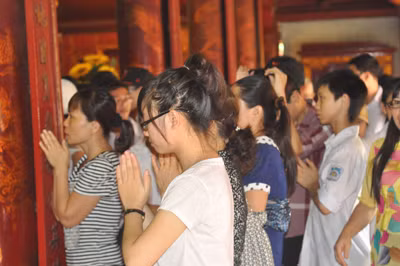 Văn Miếu đông dần, sĩ tử phải đứng vái từ xa. Có em vẫn mặc đồng phục học sinh.