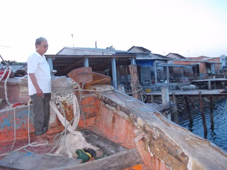 Ngư dân Trần Minh Kháng chỉ vào thanh tàu bị vở do bị tàu Trung Quốc tông Ngư dân Trần Minh Kháng chỉ vào thanh tàu bị vở do bị tàu Trung Quốc tông