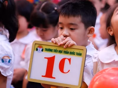 Phụ huynh và học sinh vẫn phải đối mặt với nhiều vấn đề cũ của năm học mới. ẢNH: NGỌC CHÂU.