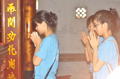 "Sắp phải bước qua hai sự kiện quan trọng trong đời của mình, nên hôm nay em đến "xin" các học sĩ cho em thi cử thuận lợi, kết quả như ý", nữ sinh Nguyễn Hà Linh, trường THPT Nguyễn Trãi chia sẻ.