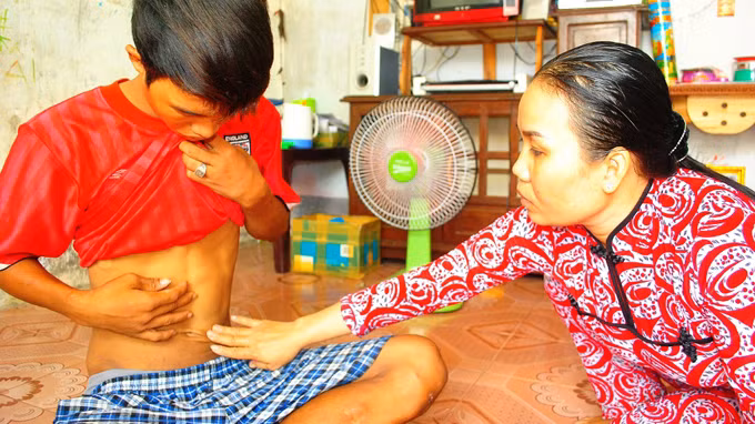 Mẹ của Hào Anh chỉ nơi Hào Anh than bị đau mà theo lời Hào Anh là bị Công an P.8 đánh - Ảnh: Đông Triều Mẹ của Hào Anh chỉ nơi Hào Anh than bị đau mà theo lời Hào Anh là bị Công an P.8 đánh - Ảnh: Đông Triều