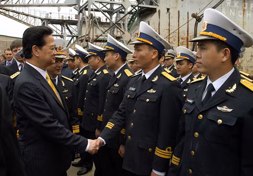 Thủ tướng gặp các sỹ quan, học viên tàu ngầm đang học tập tại LB Nga. Ảnh: VGP/Nhật Bắc