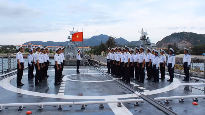 Lễ chào cờ trên chiến hạm Đinh Tiên Hoàng - Ảnh: TTO