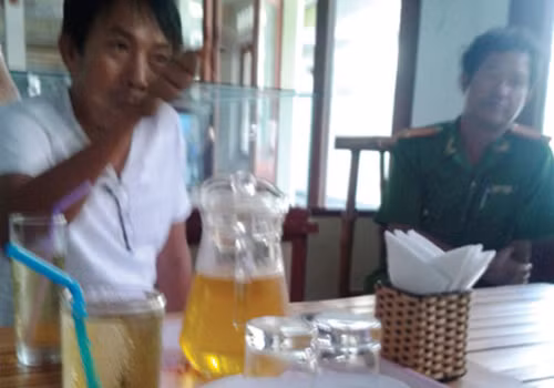 Nhà hàng Cát Vàng từ chối bán hàng lưu niệm cho người Việt. Nhà hàng Cát Vàng từ chối bán hàng lưu niệm cho người Việt.