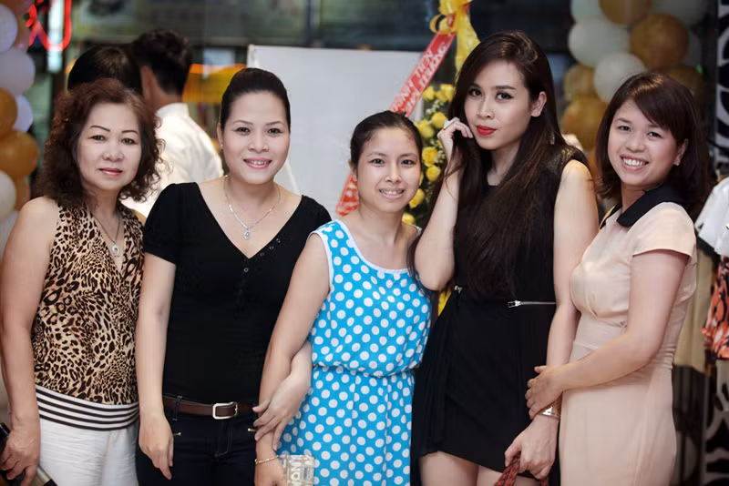 Người hâm mộ tranh thủ chụp ảnh lưu niệm cùng Hương Giang.