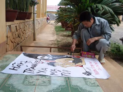Hà Văn Tằng (Trung tâm Giáo dục lao động Sơn La) đang vẽ tranh cổ động chống ma túy. Hà Văn Tằng (Trung tâm Giáo dục lao động Sơn La) đang vẽ tranh cổ động chống ma túy.