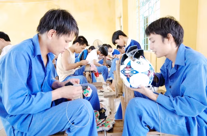 Các đối tượng cai nghiện được dạy nghề để tái hoà nhập cộng đồng. Các đối tượng cai nghiện được dạy nghề để tái hoà nhập cộng đồng.