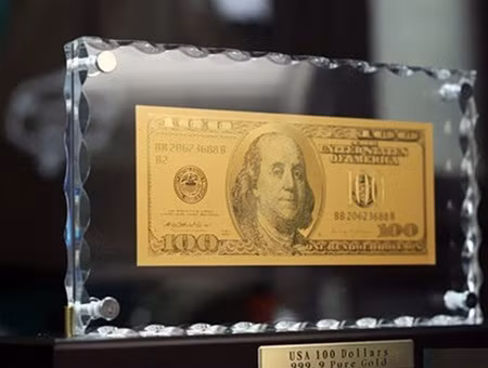Một tờ tiền USD để bàn có mệnh giá 100 USD, làm bằng vàng nguyên chất 24 carat do Mỹ sản xuất được báo giá khoảng 4,3 triệu đồng. Một tờ tiền USD để bàn có mệnh giá 100 USD, làm bằng vàng nguyên chất 24 carat do Mỹ sản xuất được báo giá khoảng 4,3 triệu đồng.