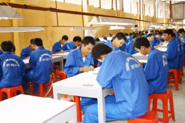 Tạo việc làm cho người sau cai nghiện là một trong những giải pháp hữu hiệu chống tái nghiện. Trong ảnh: Học viên Trung tâm Giáo dục-Lao động số 2 trong giờ lao động, sản xuất. Tạo việc làm cho người sau cai nghiện là một trong những giải pháp hữu hiệu chống tái nghiện. Trong ảnh: Học viên Trung tâm Giáo dục-Lao động số 2 trong giờ lao động, sản xuất.