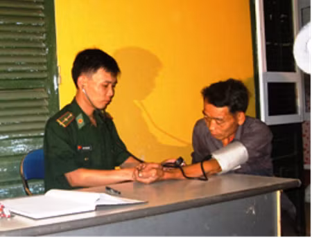 Kiểm tra sức khoẻ cho đối tượng cai nghiện ma tuý tại ĐBP Huổi Luông (Lai Châu). Ảnh: CTV.