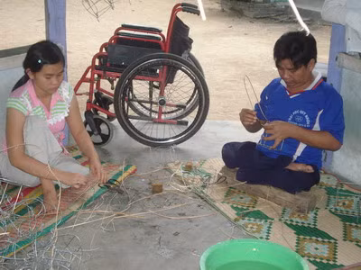 Mặc dù mới đi vào hoạt động từ tháng 1/2010, nhưng Trung tâm đã tổ chức được một số lớp dạy nghề làm hoa lụa, kết chổi đót, mây tre đan xuất khẩu, làm nấm rơm… Mặc dù mới đi vào hoạt động từ tháng 1/2010, nhưng Trung tâm đã tổ chức được một số lớp dạy nghề làm hoa lụa, kết chổi đót, mây tre đan xuất khẩu, làm nấm rơm…