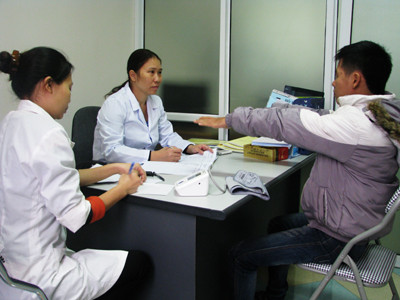 Bác sĩ Trung tâm Phòng, chống HIV/AIDS tỉnh khám, kiểm tra sức khỏe hàng ngày cho người nghiện trước mỗi lần uống thuốc methadone.