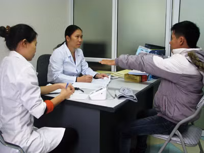 Bác sĩ Trung tâm Phòng, chống HIV/AIDS tỉnh khám, kiểm tra sức khỏe hàng ngày cho người nghiện trước mỗi lần uống thuốc methadone.