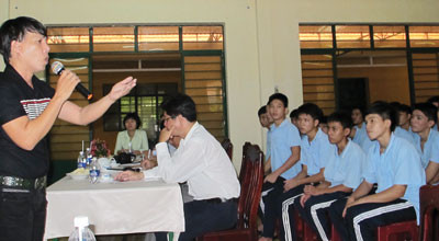 Học viên và người sau cai nghiện trao đổi với anh P.L.T. về kinh nghiệm vượt qua cơn thèm nhớ ma túy.