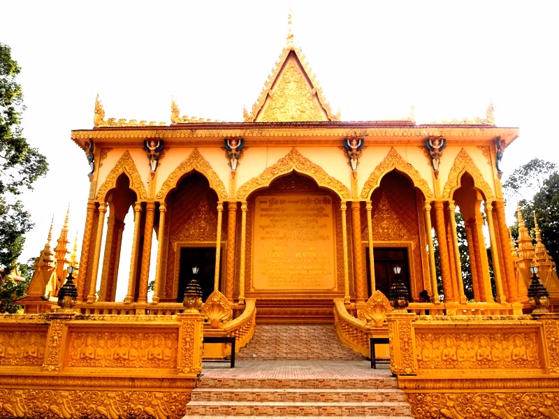 Lối chính vào chánh điện chùa Vàm Ray. Ảnh: Dương Cầm Lối chính vào chánh điện chùa Vàm Ray. Ảnh: Dương Cầm