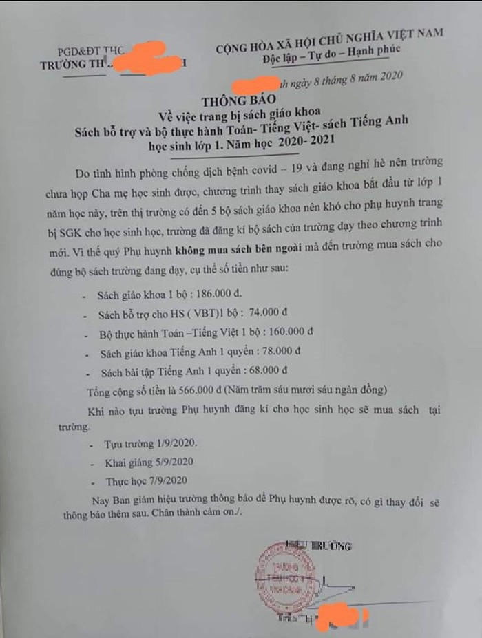 Bảng thông báo giá sách giáo khoa, bổ trợ, bài tập cho học sinh lớp 1 tới đây (Ảnh: một phụ huynh học sinh cung cấp).