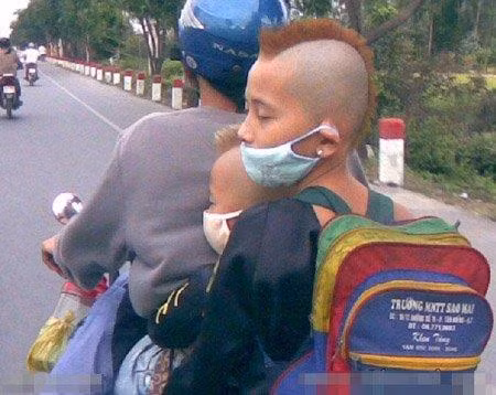 Mùa hè nóng lắm bố ơi! Anh, em con cắt đầu thời ngựa hoang