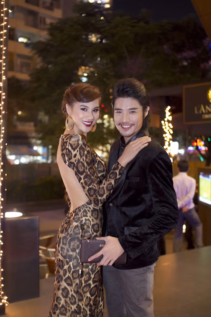 Kim Dung trở nên sang trọng với chiếc váy tối màu.