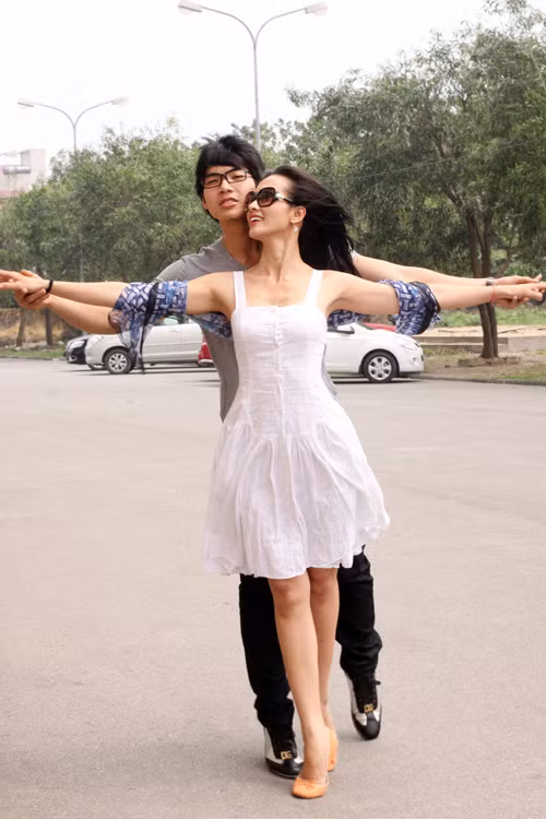 Trương Nam Thành cũng thích tạo dáng kiểu này ngoài đường quốc lộ. Trương Nam Thành cũng thích tạo dáng kiểu này ngoài đường quốc lộ.