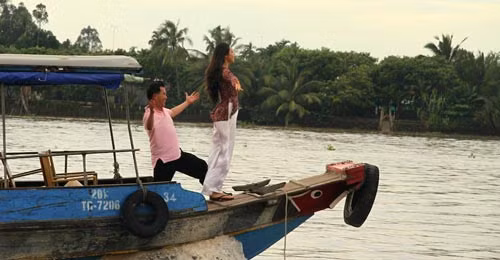 Á hậu Hoàng My tranh thủ tạo dáng Titanic khi lênh đênh trên sông. Á hậu Hoàng My tranh thủ tạo dáng Titanic khi lênh đênh trên sông.