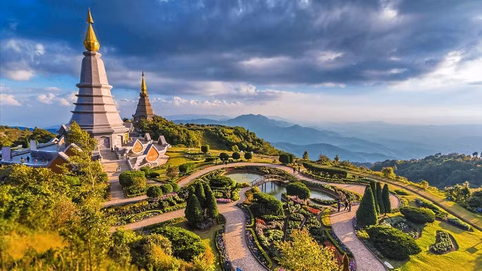 Con đường dẫn lên Doi Suthep làm mãn nhãn bất kỳ ai thích đi bộ hay lái xe ngắm cảnh với không gian xanh yên bình và mát mẻ.