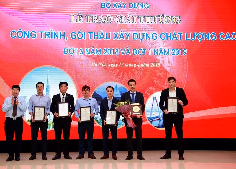 Tập Đoàn BRG và đại diện các nhà thầu thiết kế, giám sát và thi công tổ hợp khách sạn Sheraton Grand Đà Nẵng resort nhận bằng khen giải thưởng của Bộ Xây Dựng.