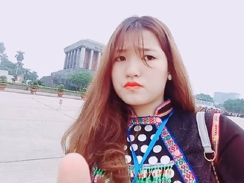 Em Lý Cố Hoa dân tộc Si La, Lai Châu xuống Hà Nội dự lễ “Tuyên dương học sinh, sinh viên dân tộc thiểu số tiêu biểu, xuất sắc” năm 2018. Ảnh: CT