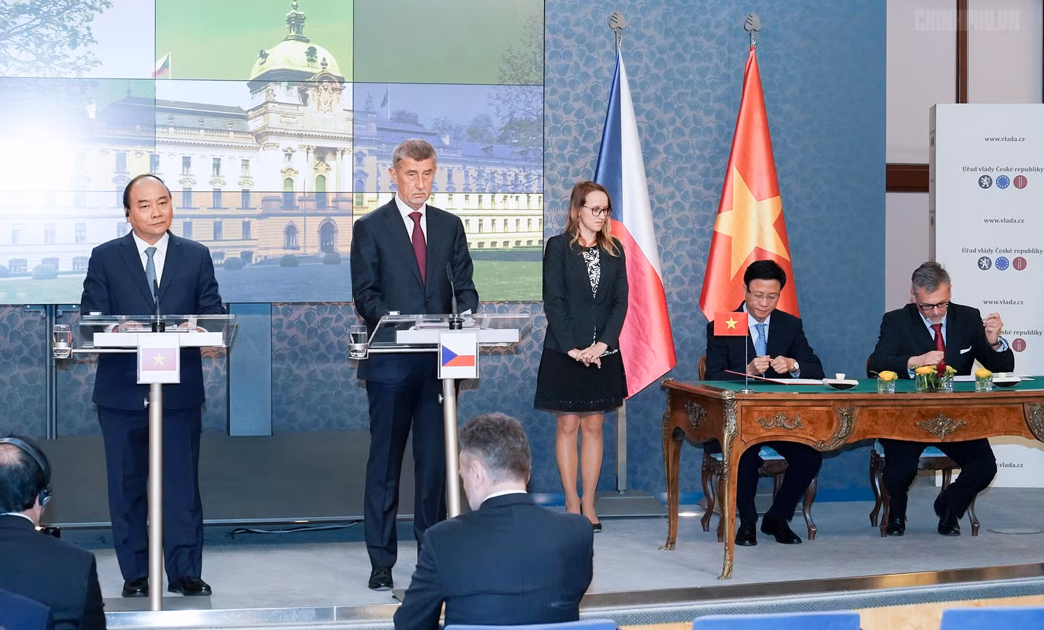 Thủ tướng Nguyễn Xuân Phúc cùng Thủ tướng Cộng hoà Czech Andrej Babis chủ trì họp báo ngay sau khi kết thúc hội đàm. Ảnh: VGP/Quang Hiếu Thủ tướng Nguyễn Xuân Phúc cùng Thủ tướng Cộng hoà Czech Andrej Babis chủ trì họp báo ngay sau khi kết thúc hội đàm. Ảnh: VGP/Quang Hiếu