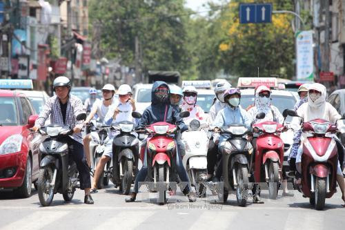 Nắng nóng gây ảnh hưởng đến sức khỏe (Ảnh: Trọng Đạt/TTXVN).