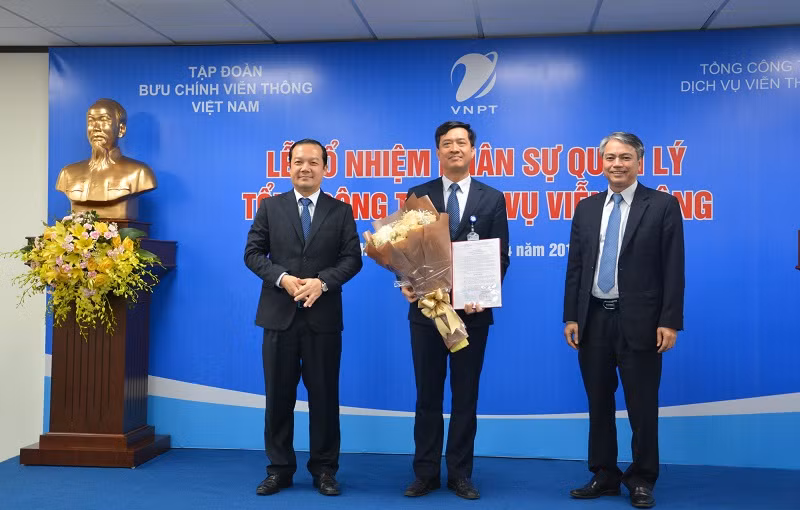 Lãnh đạo tâp đìan VNPT trao quyết định cho ông Nguyễn Nam Long (đứng giữa). Lãnh đạo tâp đìan VNPT trao quyết định cho ông Nguyễn Nam Long (đứng giữa).