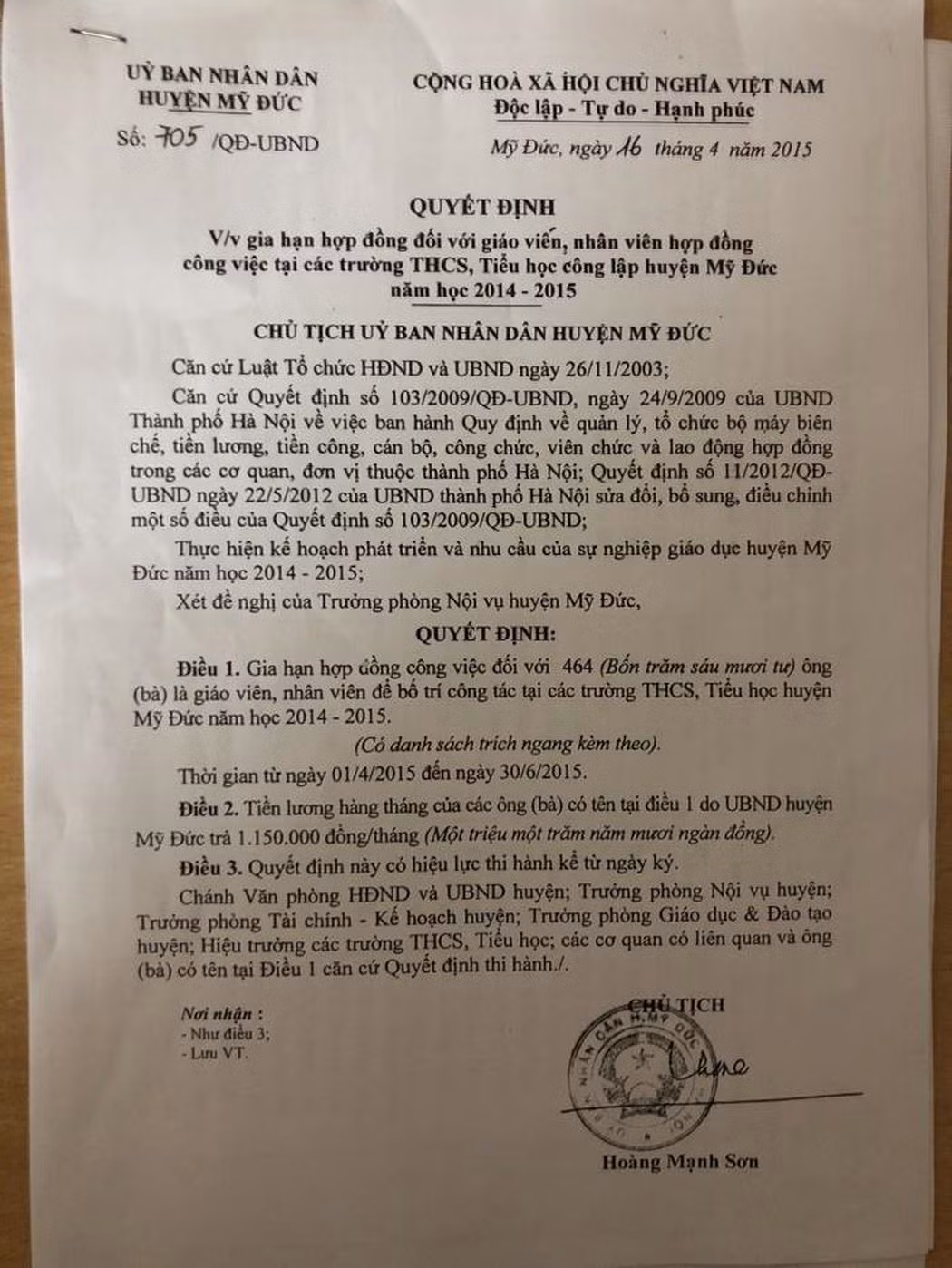 Năm 2015, Ủy ban Nhân dân huyện Mỹ Đức gia hạn với 464 giáo viên hợp đồng với mức lương 1.150.000 đồng và không được đóng bảo hiểm (Ảnh: V.N) Năm 2015, Ủy ban Nhân dân huyện Mỹ Đức gia hạn với 464 giáo viên hợp đồng với mức lương 1.150.000 đồng và không được đóng bảo hiểm (Ảnh: V.N)