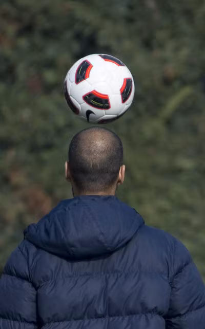 Không một đội bóng nào có thể ở trên đỉnh vinh quang mãi mãi và Barca của Pep cũng không phải ngoại lệ. Ở mùa giải thứ 4, dù vẫn rất mạnh nhưng Blaugrana đã không thể giành được những danh hiệu cao quý nhất. Gã khổng lồ xứ Catalan đã phải dừng bước ở bán kết Champions League, không còn cơ hội vô địch Liga bởi đang kém Real 7 điểm trong khi mùa giải chỉ còn 4 vòng đấu nữa là kết thúc, hi vọng còn lại duy nhất của Barca chỉ là Cup nhà Vua (vào chung kết gặp Bilbao), nhưng dù có đánh bại Bilbao vào ngày 21/5 tới thì vẫn là một mùa giải thất bại của Barca sau rất nhiều kì vọng…