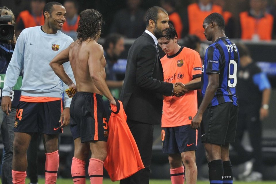 Khi Guardiola bắt đầu công việc ở Barca thì việc bán Ronaldinho và Deco là điều đầu tiên ông thực hiện. Đồng thời cho phép Báo đen ở lại thêm 1 năm nhưng không bao giờ Pep thay đổi suy nghĩ, dù anh đã có một mùa giải xuất sắc. Và khi tiền đạo người Cameroon đi thì Zlatan Ibrahimovic đến, nhưng có lẽ tiền đạo người Thụy Điển chính là hợp đồng thất bại nhất của vị chiến lược gia 41 tuổi. Đây là hình ảnh cựu tiền đạo Barca chào đón Pep trong trận Inter - Barca ở vòng loại Champions League năm 2009.