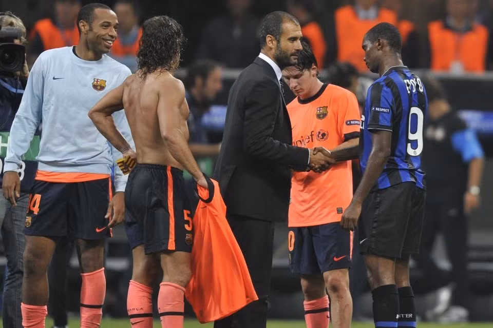 Khi Guardiola bắt đầu công việc ở Barca thì việc bán Ronaldinho và Deco là điều đầu tiên ông thực hiện. Đồng thời cho phép Báo đen ở lại thêm 1 năm nhưng không bao giờ Pep thay đổi suy nghĩ, dù anh đã có một mùa giải xuất sắc. Và khi tiền đạo người Cameroon đi thì Zlatan Ibrahimovic đến, nhưng có lẽ tiền đạo người Thụy Điển chính là hợp đồng thất bại nhất của vị chiến lược gia 41 tuổi. Đây là hình ảnh cựu tiền đạo Barca chào đón Pep trong trận Inter - Barca ở vòng loại Champions League năm 2009.