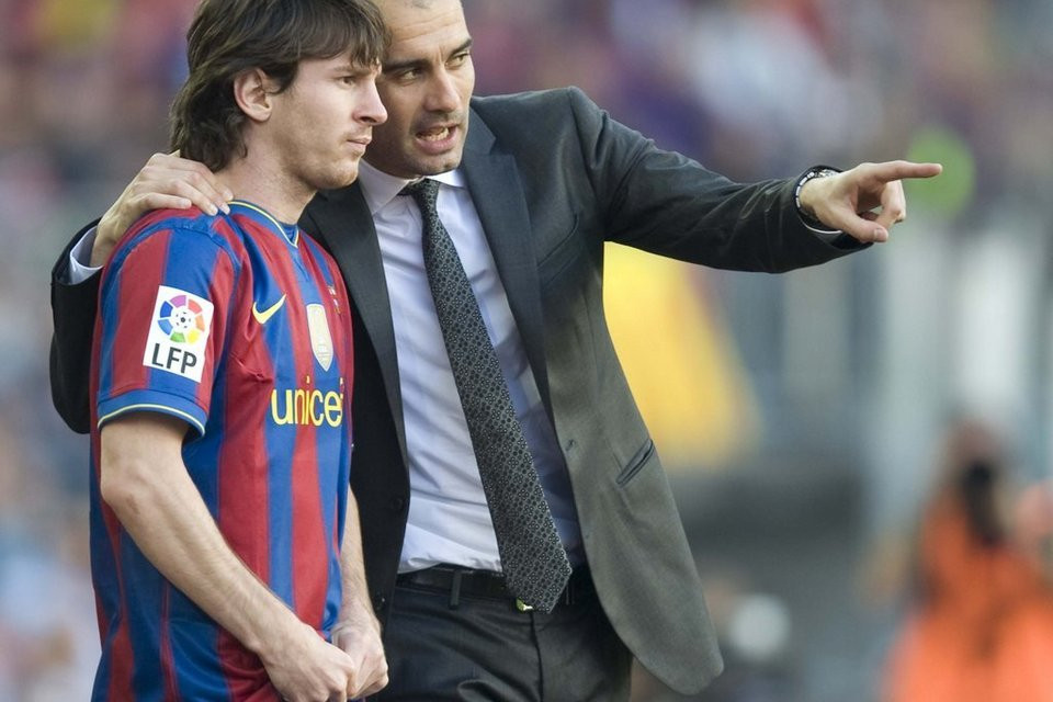 Một trong những phát kiến được xem là vĩ đại nhất của Pep Guardiola đó chính là việc ông đưa Messi từ cánh phải vào đá ở giữa trong sơ đồ 3 tiền đạo. Cột mốc đánh dấu cho sự thay đổi này chính là ở trận chung kết cúp C1 năm 2009 với MU, trận đấu mà Messi đã tỏa sáng rực rỡ ở vai trò mới với một cú đánh đầu trong tư thế khó làm tung lưới Van der Sar ấn định thắng lợi 2-0. Đó cũng là trận đấu mà Pep đã gây bất ngờ cho đối thủ lão làng Ferguson bên phía MU khi đưa ngôi sao người Cameroon ra cánh phải, chuyển Messi vào giữa và sự thay đổi này đã mang lại chức vô địch cúp C1 lần thứ 3 trong lịch sử cho Barca. Kể từ đó Messi đã thường xuyên được xếp chơi ở vị trí tiền đạo giữa, nhưng không hẳn là mẫu tiền đạo số 9 theo kiểu cổ điển. Messi được phép hoạt động rộng, có khi lùi sâu, có khi đá cắm, có khi dạt ra biên. Chính vị trí mới này của Messi đã giúp siêu sao người Argentina cũng như Barca gặt hái được nhiều thành công trong suốt thời gian qua.