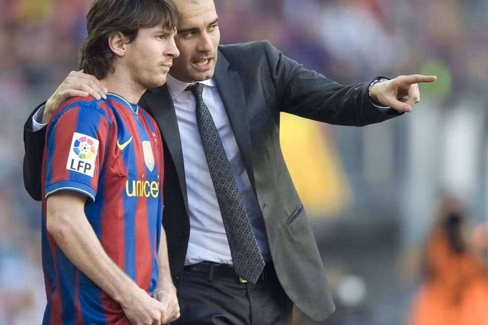 Một trong những phát kiến được xem là vĩ đại nhất của Pep Guardiola đó chính là việc ông đưa Messi từ cánh phải vào đá ở giữa trong sơ đồ 3 tiền đạo. Cột mốc đánh dấu cho sự thay đổi này chính là ở trận chung kết cúp C1 năm 2009 với MU, trận đấu mà Messi đã tỏa sáng rực rỡ ở vai trò mới với một cú đánh đầu trong tư thế khó làm tung lưới Van der Sar ấn định thắng lợi 2-0. Đó cũng là trận đấu mà Pep đã gây bất ngờ cho đối thủ lão làng Ferguson bên phía MU khi đưa ngôi sao người Cameroon ra cánh phải, chuyển Messi vào giữa và sự thay đổi này đã mang lại chức vô địch cúp C1 lần thứ 3 trong lịch sử cho Barca. Kể từ đó Messi đã thường xuyên được xếp chơi ở vị trí tiền đạo giữa, nhưng không hẳn là mẫu tiền đạo số 9 theo kiểu cổ điển. Messi được phép hoạt động rộng, có khi lùi sâu, có khi đá cắm, có khi dạt ra biên. Chính vị trí mới này của Messi đã giúp siêu sao người Argentina cũng như Barca gặt hái được nhiều thành công trong suốt thời gian qua.