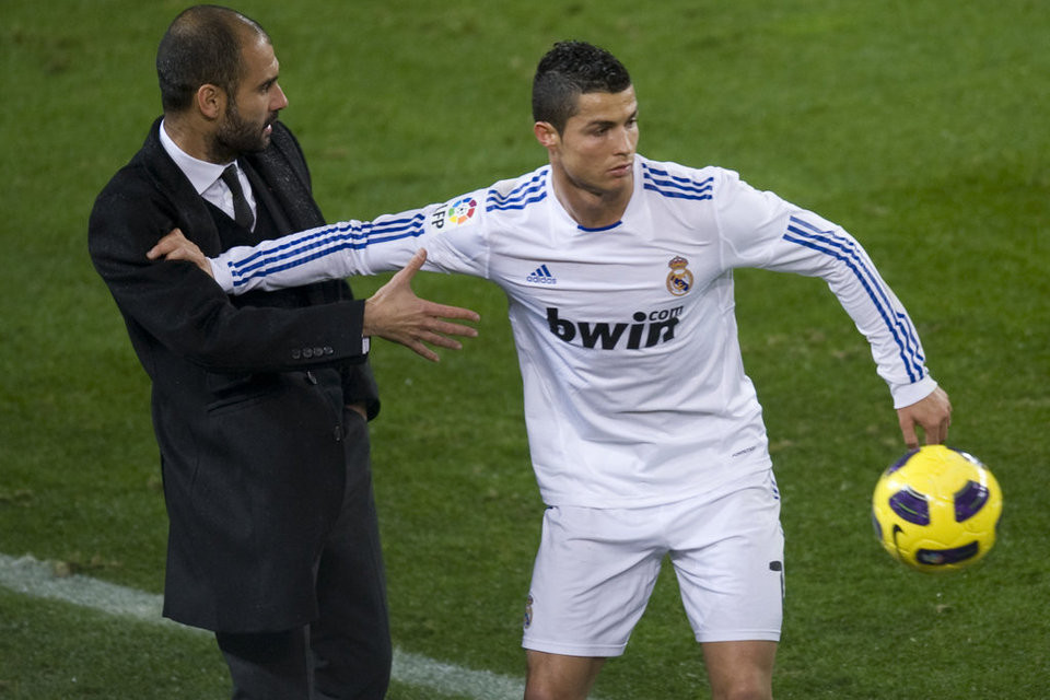 Một trong những hình ảnh của trận siêu kinh điển giữa Barca – Real. Khi tỷ số đang là 2-0 nghiêng về Barca, Cristiano Ronaldo đã tỏ ra nóng nảy, thiếu kiềm chế trong pha xin bóng HLV Pep Guardiola. Anh suýt nữa đã đẩy ngã vị cầm quân người Tây Ban Nha. Tình huống này khiến các cule giận dữ, la ó miệt thị Ronaldo, trong khi thủ thành Valdes hung hăng chạy lên giữa sân để cảnh cáo CR7. Cuối cùng cả Ronaldo và Valdes đều phải nhận thẻ vàng.