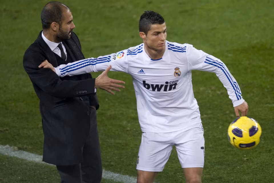 Một trong những hình ảnh của trận siêu kinh điển giữa Barca – Real. Khi tỷ số đang là 2-0 nghiêng về Barca, Cristiano Ronaldo đã tỏ ra nóng nảy, thiếu kiềm chế trong pha xin bóng HLV Pep Guardiola. Anh suýt nữa đã đẩy ngã vị cầm quân người Tây Ban Nha. Tình huống này khiến các cule giận dữ, la ó miệt thị Ronaldo, trong khi thủ thành Valdes hung hăng chạy lên giữa sân để cảnh cáo CR7. Cuối cùng cả Ronaldo và Valdes đều phải nhận thẻ vàng.